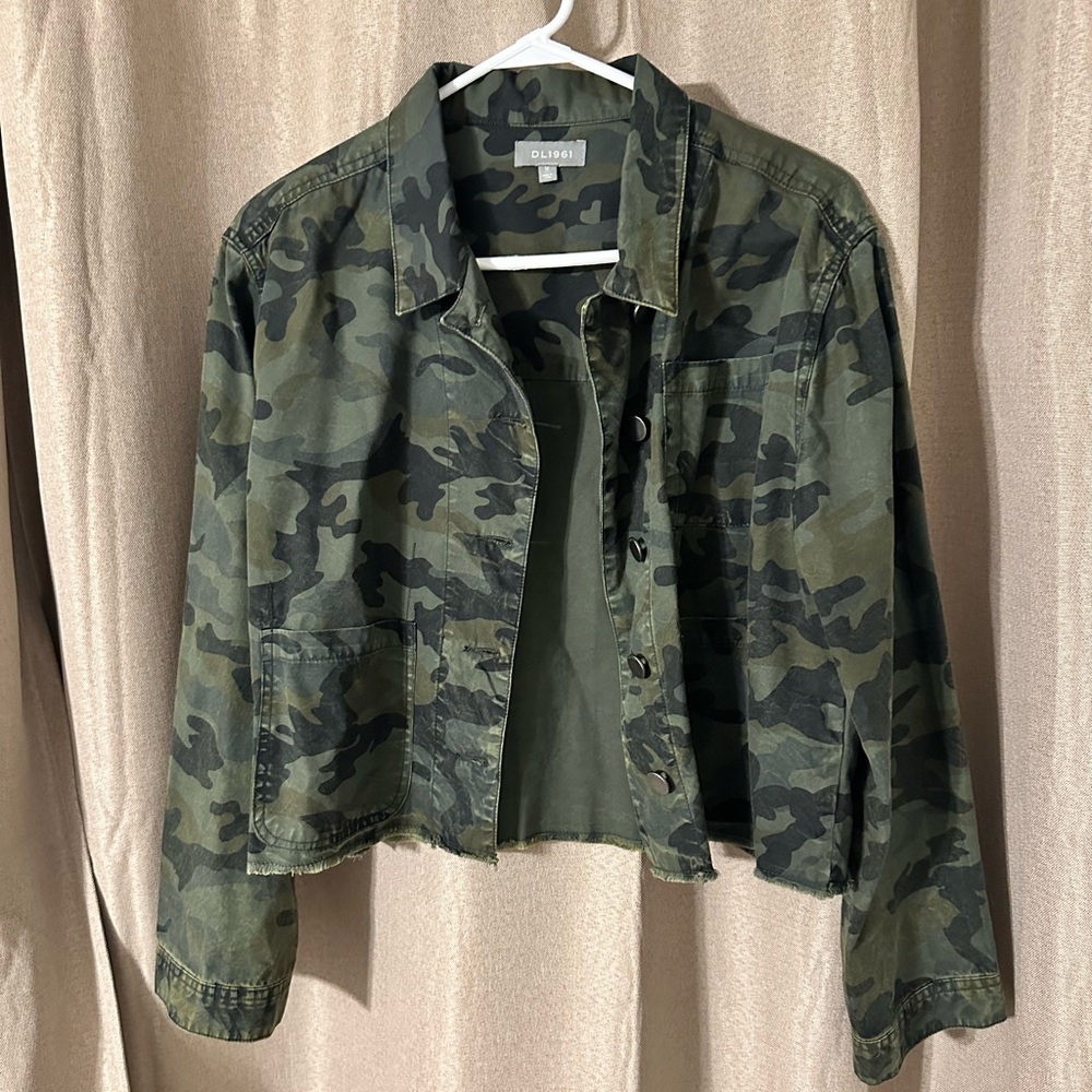 Camo lightweight jacket - long sleeve - size M - frayed bottom hem of jacket